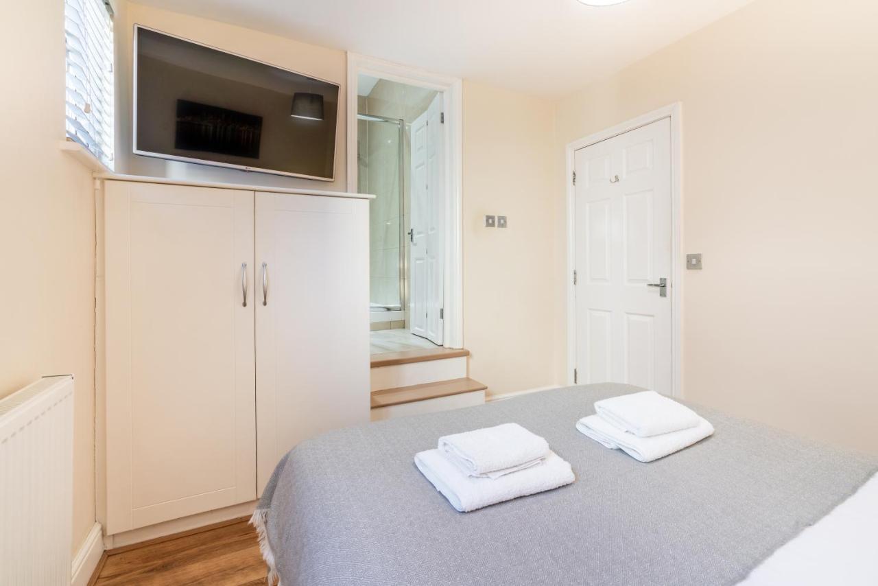 One Bedroom Flat In Bush Hill Park انفيلد المظهر الخارجي الصورة